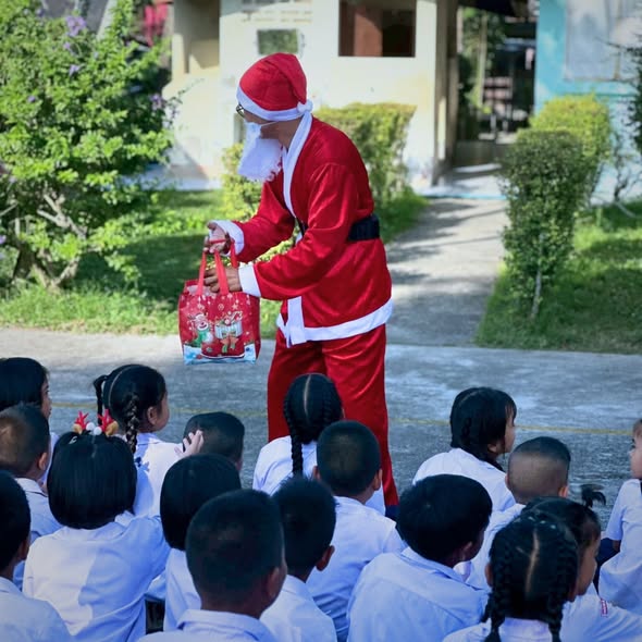 Christmas Celebrations at Municipal School 2 Wat Sra Kaeo